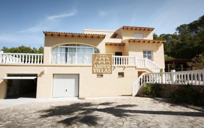 Spacious villa with guest apartment within short distance of the center of Altea la Vella.